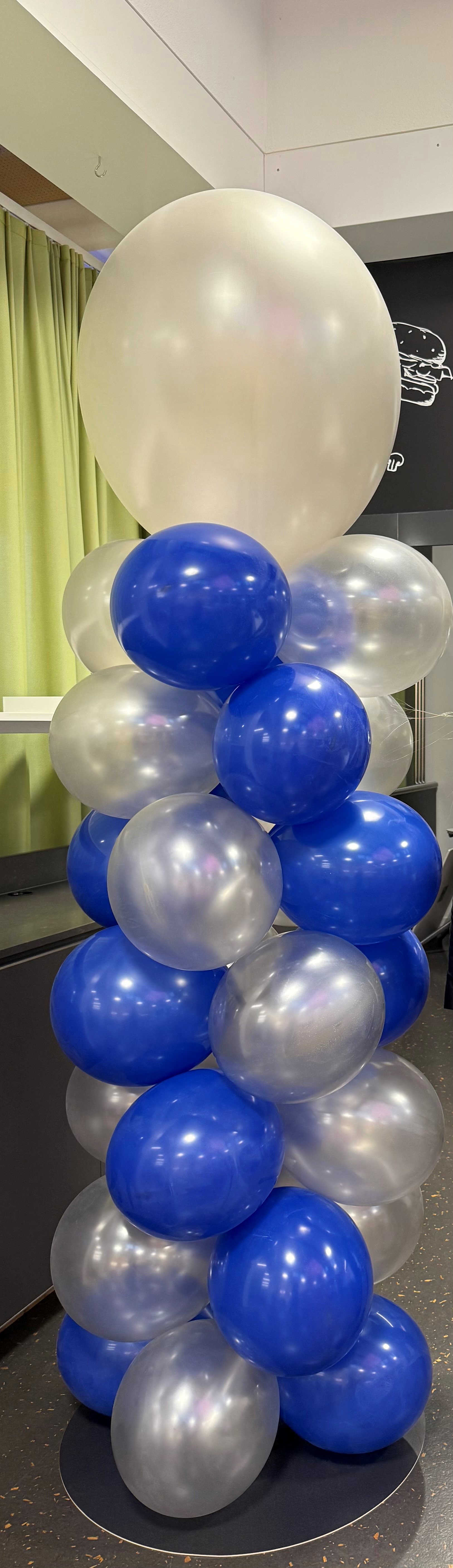 Ballongestell mit Ballone.jpg